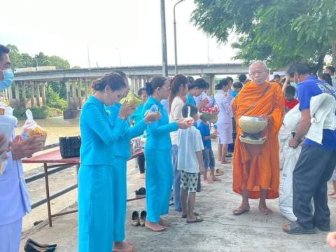 12 ส.ค.พิธีเจริญพระพุทธมนต์และทำบุญตักบาตรถวายพระราชกุศล