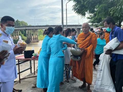 12 ส.ค.พิธีเจริญพระพุทธมนต์และทำบุญตักบาตรถวายพระราชกุศล