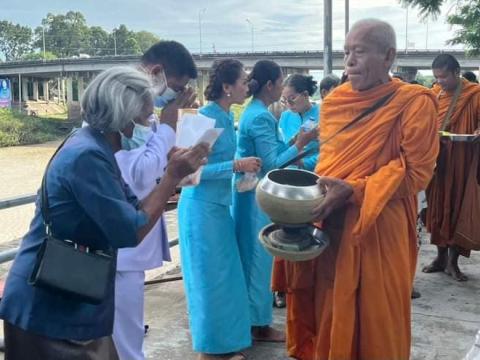 12 ส.ค.พิธีเจริญพระพุทธมนต์และทำบุญตักบาตรถวายพระราชกุศล