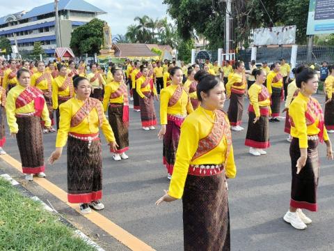 รำถวาย พิธีวางพวงมาลาถวายราชสักการะพระบรมราชานุสาวรีย์ รัชกาลที่ ๑ เนื่องในวันน้อมรำลึกวันคล้ายวันสวรรคตพระบาทสมเด็จพระพุทธยอดฟ้าจุฬาโลกมหาราช