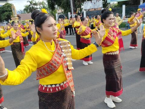 รำถวาย พิธีวางพวงมาลาถวายราชสักการะพระบรมราชานุสาวรีย์ รัชกาลที่ ๑ เนื่องในวันน้อมรำลึกวันคล้ายวันสวรรคตพระบาทสมเด็จพระพุทธยอดฟ้าจุฬาโลกมหาราช