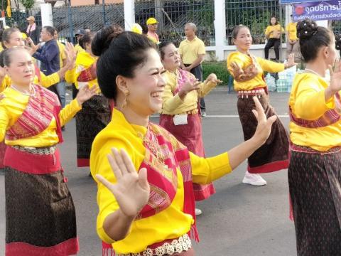 รำถวาย พิธีวางพวงมาลาถวายราชสักการะพระบรมราชานุสาวรีย์ รัชกาลที่ ๑ เนื่องในวันน้อมรำลึกวันคล้ายวันสวรรคตพระบาทสมเด็จพระพุทธยอดฟ้าจุฬาโลกมหาราช