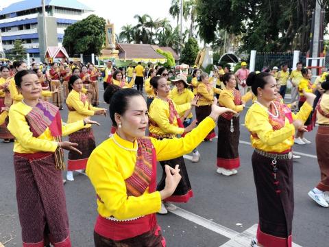 รำถวาย พิธีวางพวงมาลาถวายราชสักการะพระบรมราชานุสาวรีย์ รัชกาลที่ ๑ เนื่องในวันน้อมรำลึกวันคล้ายวันสวรรคตพระบาทสมเด็จพระพุทธยอดฟ้าจุฬาโลกมหาราช