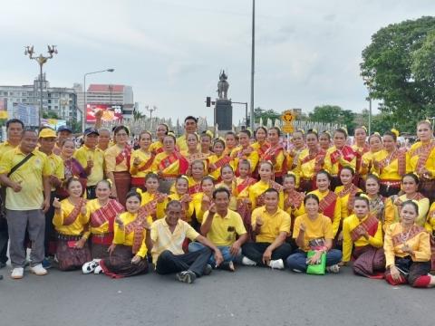 รำถวาย พิธีวางพวงมาลาถวายราชสักการะพระบรมราชานุสาวรีย์ รัชกาลที่ ๑ เนื่องในวันน้อมรำลึกวันคล้ายวันสวรรคตพระบาทสมเด็จพระพุทธยอดฟ้าจุฬาโลกมหาราช