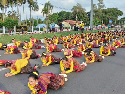 รำถวาย พิธีวางพวงมาลาถวายราชสักการะพระบรมราชานุสาวรีย์ รัชกาลที่ ๑ เนื่องในวันน้อมรำลึกวันคล้ายวันสวรรคตพระบาทสมเด็จพระพุทธยอดฟ้าจุฬาโลกมหาราช