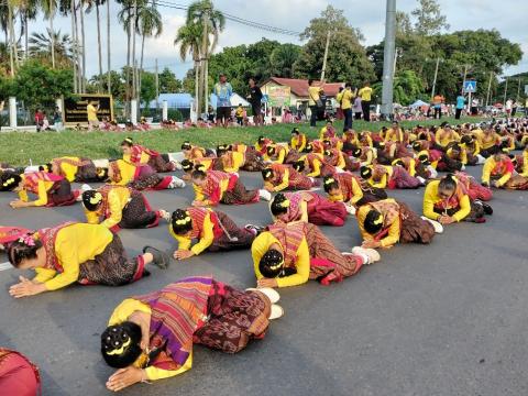 รำถวาย พิธีวางพวงมาลาถวายราชสักการะพระบรมราชานุสาวรีย์ รัชกาลที่ ๑ เนื่องในวันน้อมรำลึกวันคล้ายวันสวรรคตพระบาทสมเด็จพระพุทธยอดฟ้าจุฬาโลกมหาราช