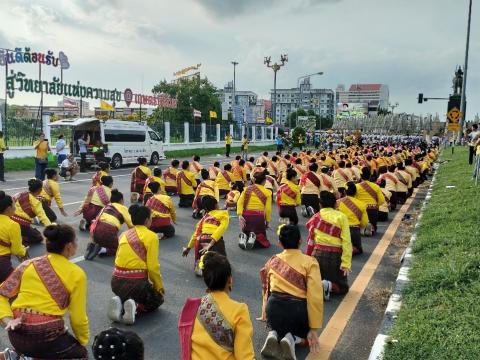 รำถวาย พิธีวางพวงมาลาถวายราชสักการะพระบรมราชานุสาวรีย์ รัชกาลที่ ๑ เนื่องในวันน้อมรำลึกวันคล้ายวันสวรรคตพระบาทสมเด็จพระพุทธยอดฟ้าจุฬาโลกมหาราช