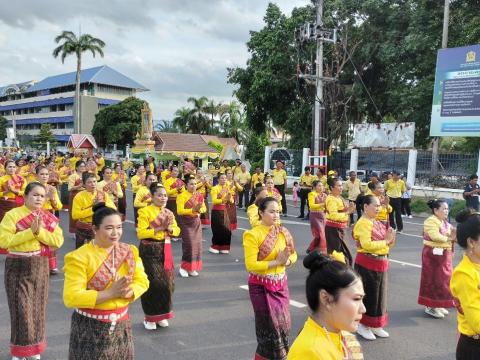 รำถวาย พิธีวางพวงมาลาถวายราชสักการะพระบรมราชานุสาวรีย์ รัชกาลที่ ๑ เนื่องในวันน้อมรำลึกวันคล้ายวันสวรรคตพระบาทสมเด็จพระพุทธยอดฟ้าจุฬาโลกมหาราช