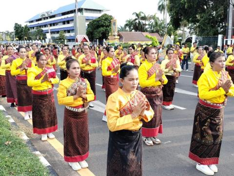 รำถวาย พิธีวางพวงมาลาถวายราชสักการะพระบรมราชานุสาวรีย์ รัชกาลที่ ๑ เนื่องในวันน้อมรำลึกวันคล้ายวันสวรรคตพระบาทสมเด็จพระพุทธยอดฟ้าจุฬาโลกมหาราช