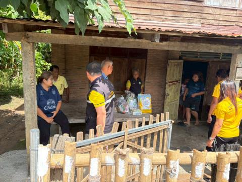 การมอบถุงยังชีพให้แก่ผู้ประสบภัยจากภาวะสงคราม (ชายแดน ไทย-กัมพูชา)