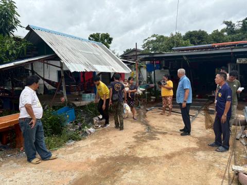 การมอบถุงยังชีพให้แก่ผู้ประสบภัยจากภาวะสงคราม (ชายแดน ไทย-กัมพูชา)