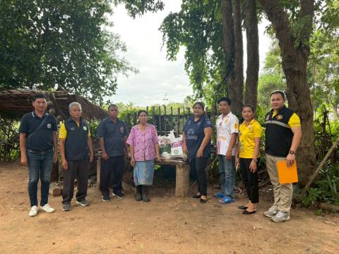 การมอบถุงยังชีพให้แก่ผู้ประสบภัยจากภาวะสงคราม (ชายแดน ไทย-กัมพูชา)