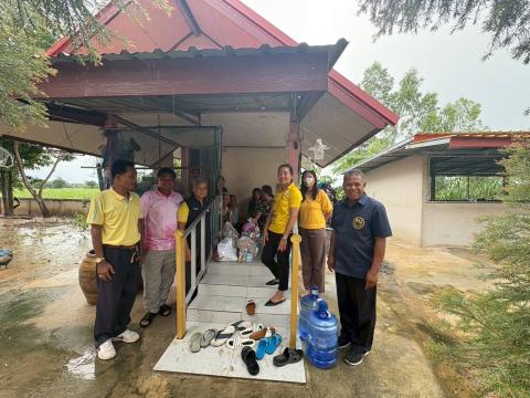 การมอบถุงยังชีพให้แก่ผู้ประสบภัยจากภาวะสงคราม (ชายแดน ไทย-กัมพูชา)