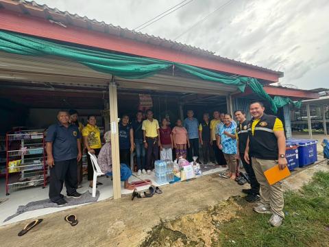 การมอบถุงยังชีพให้แก่ผู้ประสบภัยจากภาวะสงคราม (ชายแดน ไทย-กัมพูชา)