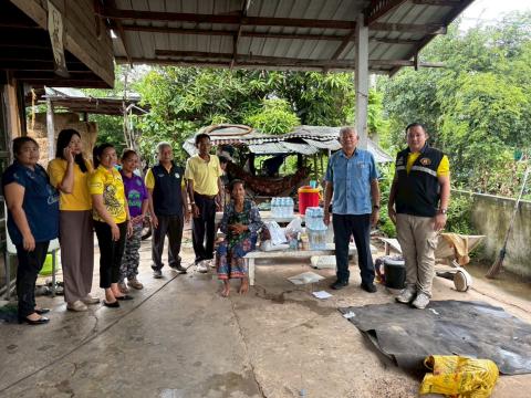 การมอบถุงยังชีพให้แก่ผู้ประสบภัยจากภาวะสงคราม (ชายแดน ไทย-กัมพูชา)