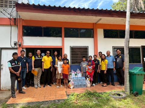 การมอบถุงยังชีพให้แก่ผู้ประสบภัยจากภาวะสงคราม (ชายแดน ไทย-กัมพูชา)